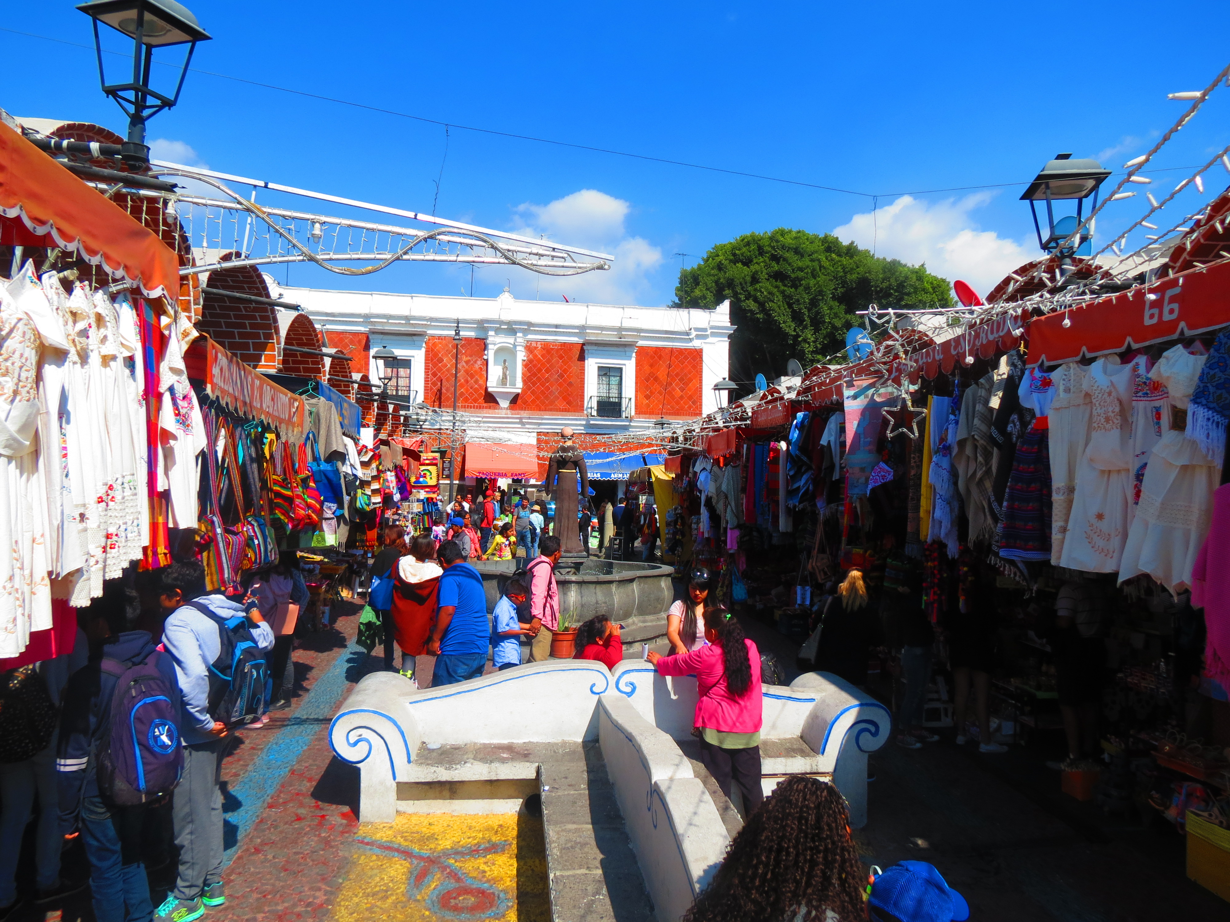 Arcos y fachadas de ladrillo del Mercado El Parián, Puebla