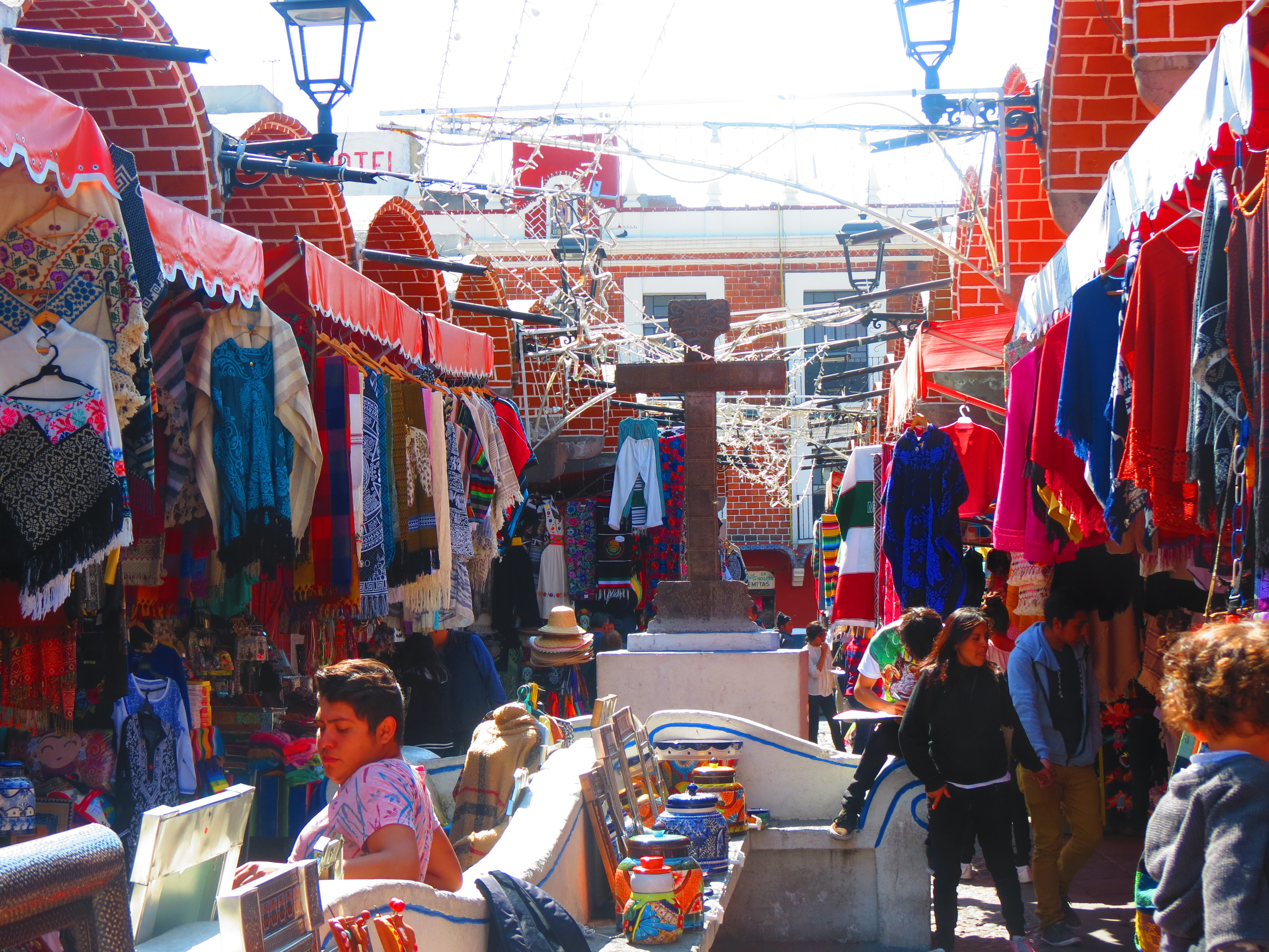 Corredor de artesanías del Mercado El Parián, Puebla